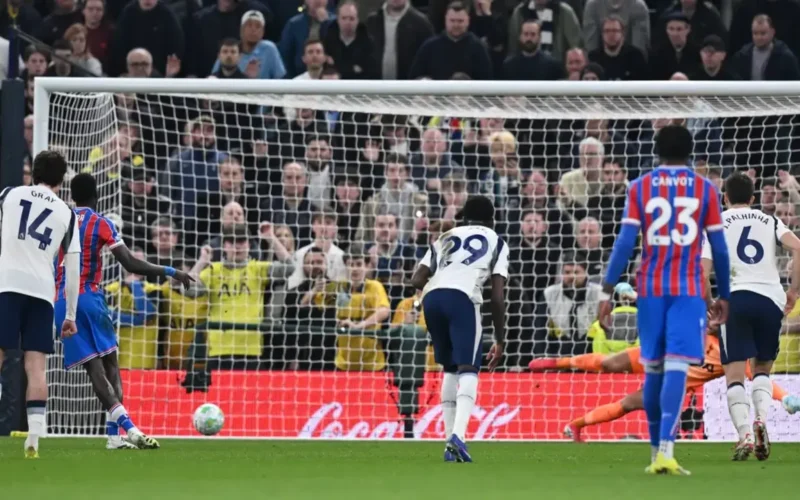 ثلاثية بالاس تضع توتنهام في موقف حرج بجدول ترتيب الدوري الإنجليزي